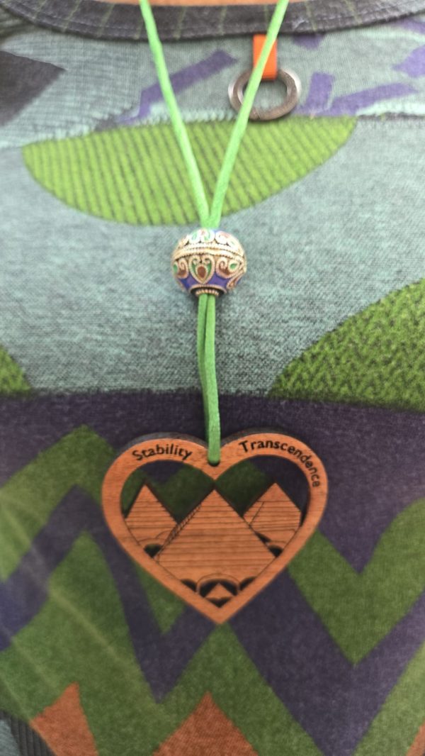 Bijoux bois coeur et pyramide