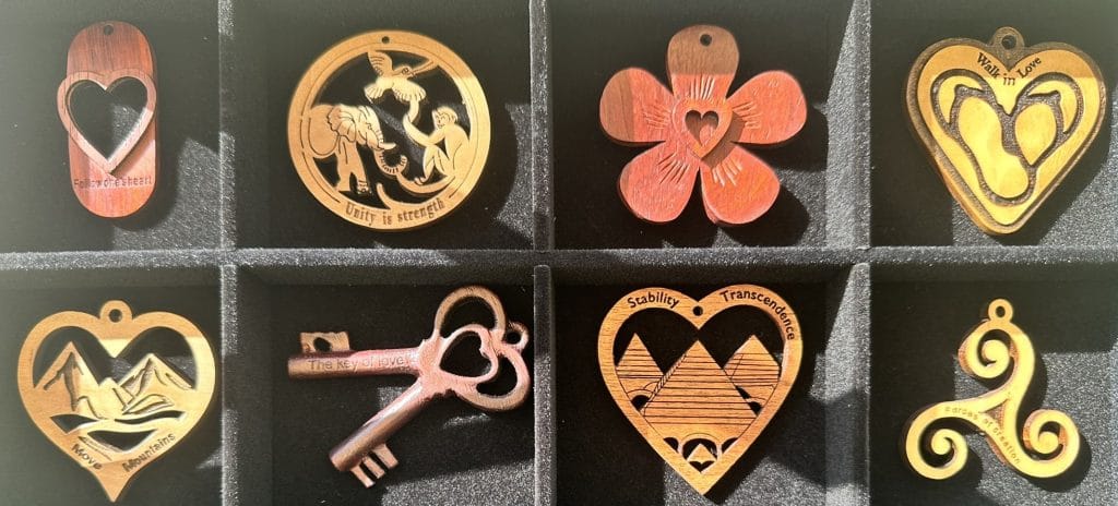 pendentifs bien être tout en bois