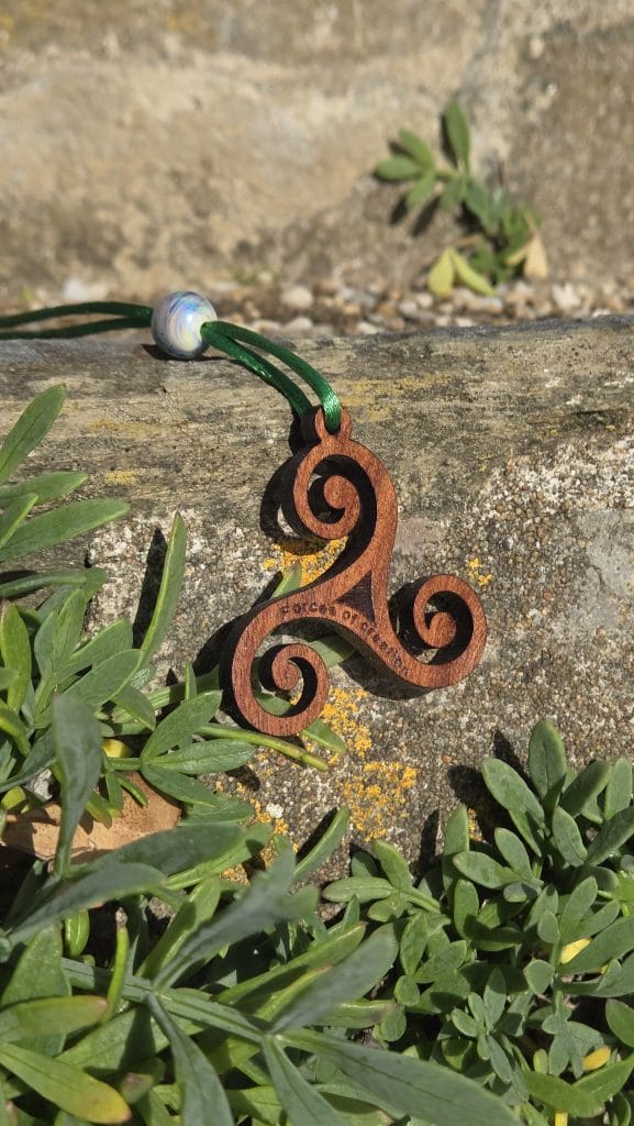 Pendentif triskel en bois