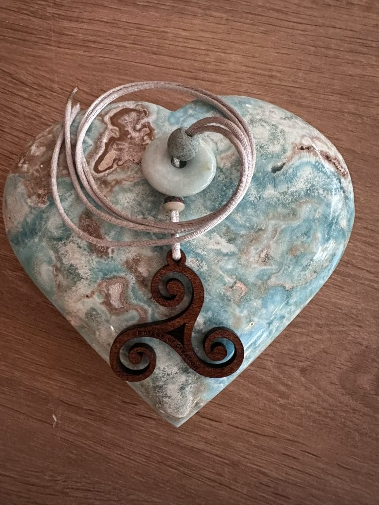 Pendentif triskel en bois